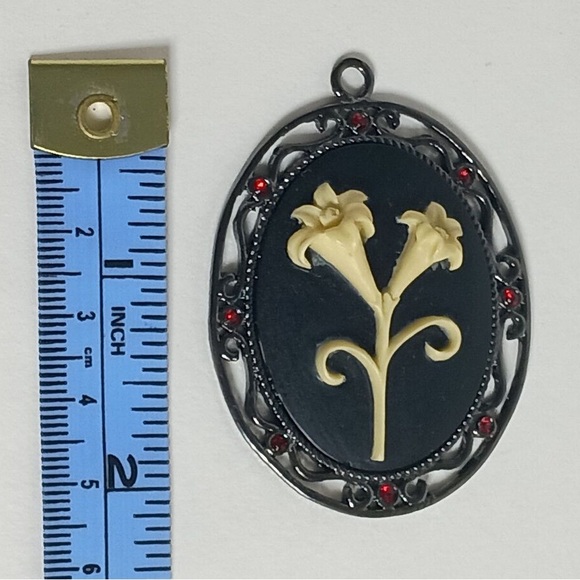 Vintage White Lily Black Cream Flower Bouquet Oval Cameo Pendant Silver Tone - Picture 4 of 5